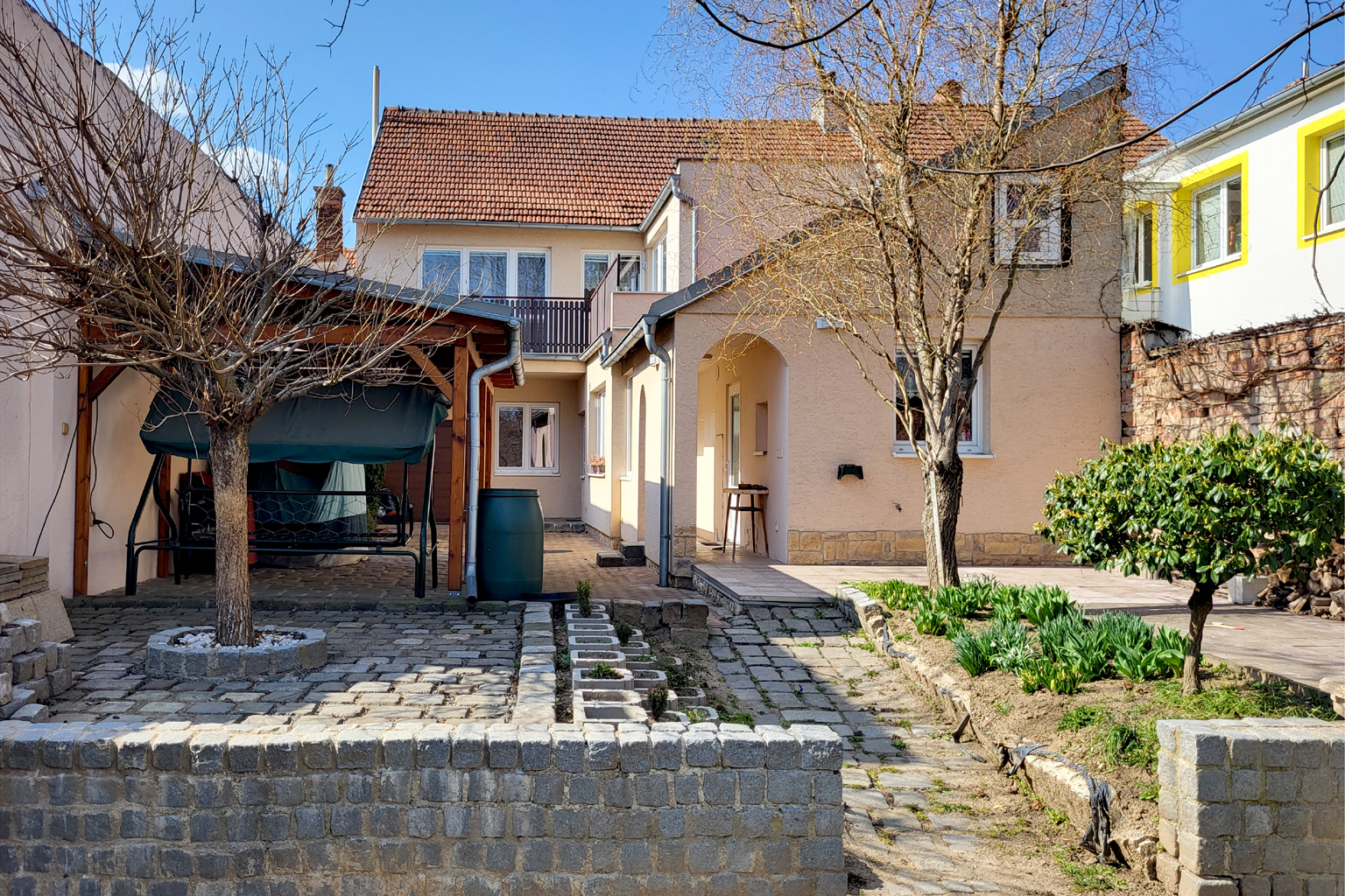 Pronájem prostorného bytu 4+1 (98 m²) s terasami, parkováním a přístupem na společný dvůr i zahradu – Popůvky u Brna